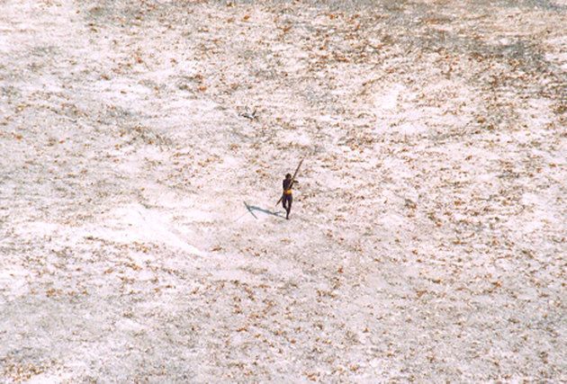 ヘリコプターに向かって弓矢を構えるセンチネル人（2005年12月28日撮影）