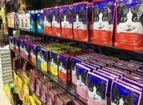 猫の顔が書かれた猫用の食糧がズラっとたくさん並んでいる。スーパーには、高級ネコ用品がずらり。（2018年10月）