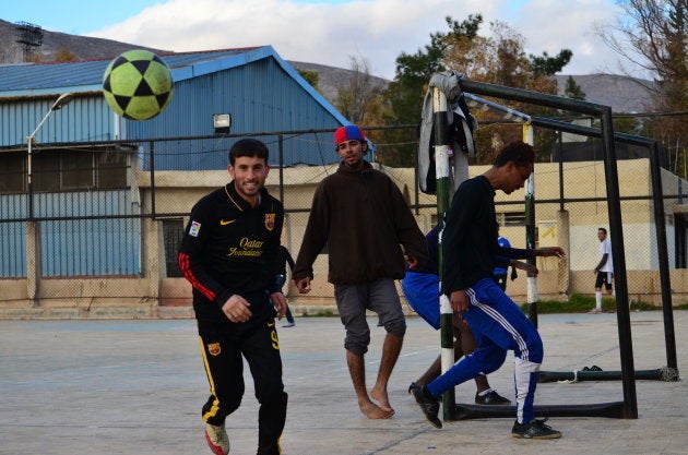 サッカーを楽しむ若者