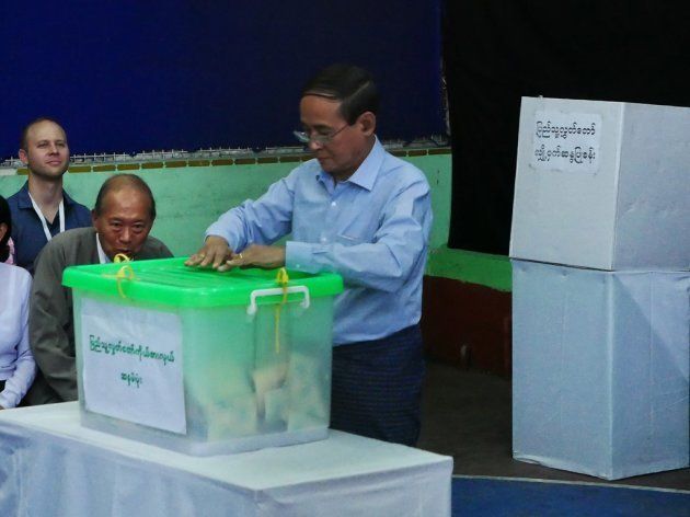 11月3日の投票日、最大都市ヤンゴンの投票所には現職のウィンミン大統領も姿を見せた=染田屋竜太撮影