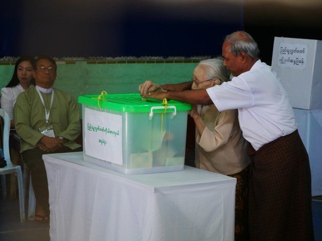 投票所に多くの人が訪れた=11月、ヤンゴン、染田屋竜太撮影