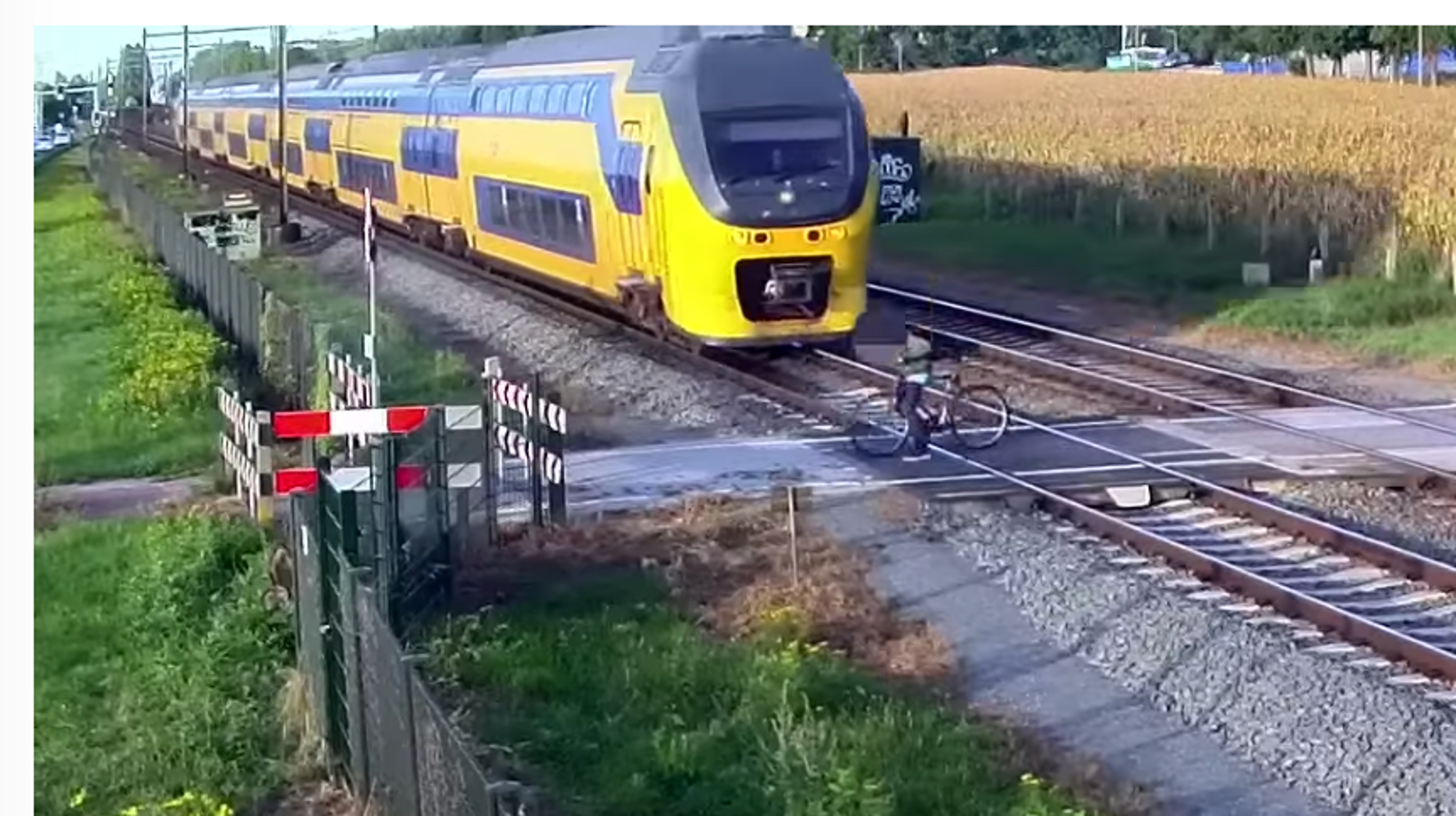 間一髪 踏切を渡る自転車に猛スピードの列車が大接近 紙一重で命拾いする 動画 ハフポスト World