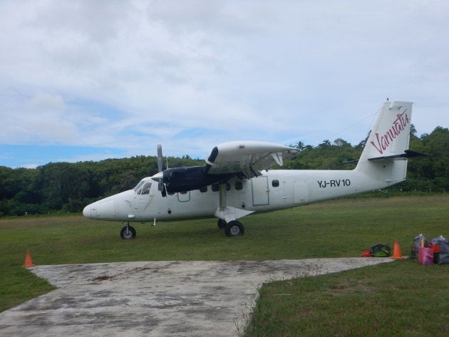 小さな島同士を結ぶ小型プロペラ機。定員は１０名ほど。