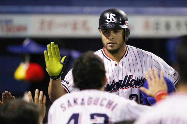 ホームランを放ち、ベンチ前で祝福されるカルロス・リベロ選手＝2017年8月、東京