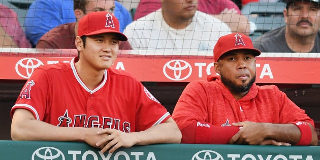 大谷翔平選手（左）とベンチで試合を見届けるルイス・バルブエナ選手＝2018年7月