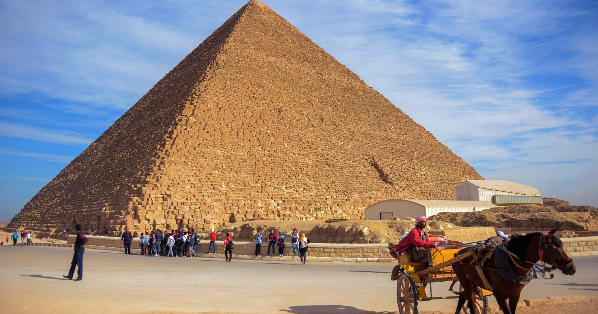 クフ王のピラミッド 頂上に全裸の男女 動画に批判殺到 エジプト当局が捜査へ ハフポスト