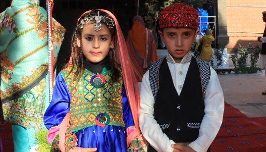 写真撮影に緊張したのか、少し表情の硬い子どもたち。ハイバル・パフトゥンハー州の結婚式やお祭りなどで着る民族衣装を着用しています