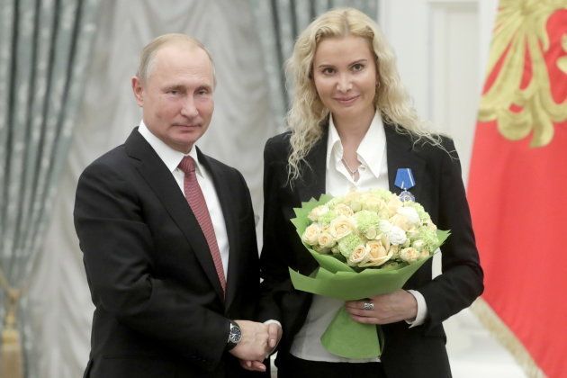 フィギュアスケート界の発展に尽力したとして、プーチン大統領から表彰されるエテリ・トゥトベリーゼさん＝11月27日、モスクワ
