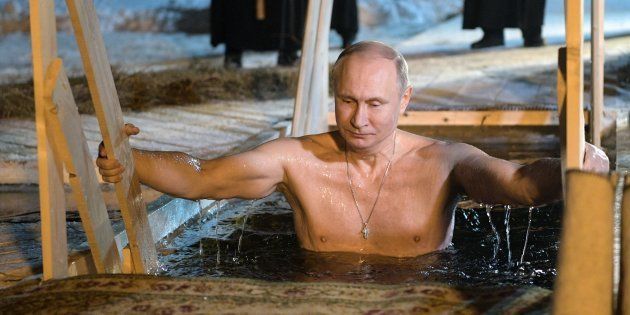 上半身裸で、冷たい池に入るプーチン大統領