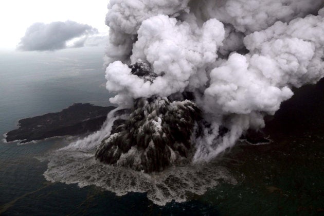 12月23日のアナク・クラカタウ島（撮影：Antara Foto）