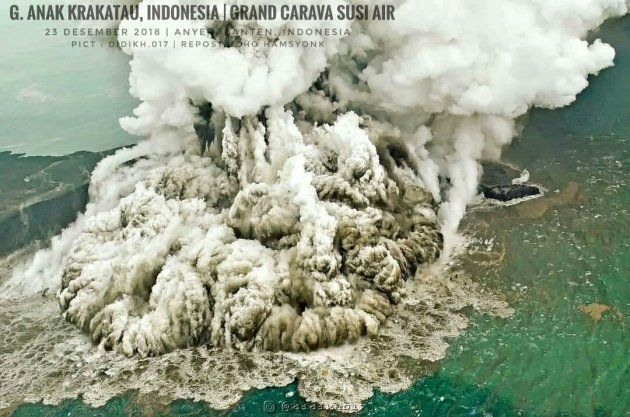 12月23日のアナク・クラカタウ島（インドネシア国家防災庁のストポ・プルウォ・ヌグロホ報道官のTwitterより）