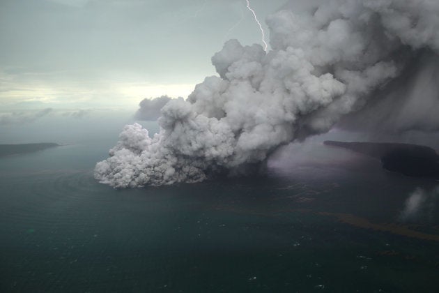 12月23日のアナク・クラカタウ島（撮影：Antara Foto）