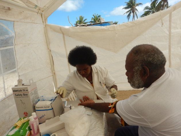 首都から1時間ほどかかる村で血液検査を実施。白い砂浜ビーチにテントを立てて採血スペースを作ります。