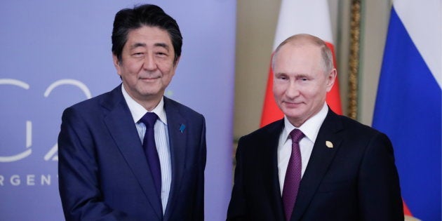 会談する安倍晋三首相（左）とプーチン大統領＝2018年12月、アルゼンチン・ブエノスアイレス