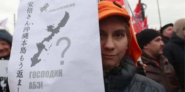 集会に参加する人たちの中には様々なスローガンを掲げる人がいた＝1月20日、モスクワ