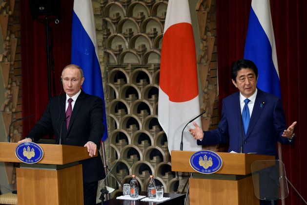 首脳会談後に共同記者会見する安倍首相（右）とプーチン大統領＝2016年12月、東京