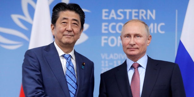 「東方経済フォーラム」で会談する安倍晋三首相（左）とロシアのプーチン大統領＝2018年9月10日、ロシア・ウラジオストク