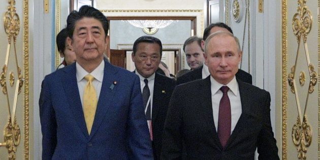 会談に臨む安倍晋三首相（左）とプーチン大統領＝1月22日、モスクワ