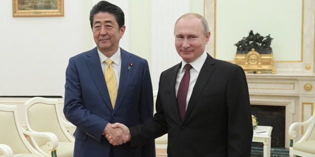 会談に臨む安倍晋三首相（左）とロシアのプーチン大統領＝1月22日、モスクワ