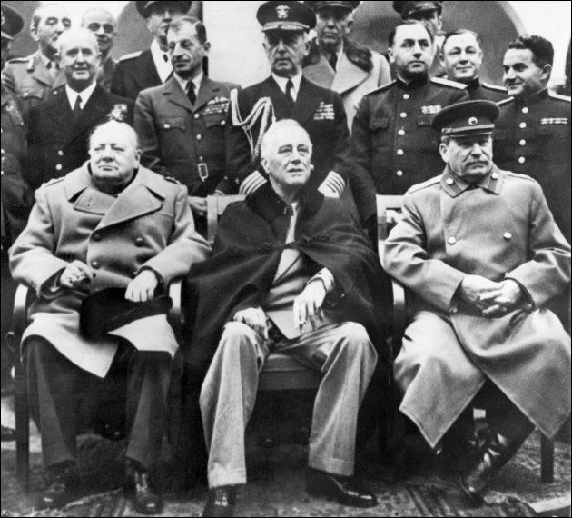 ヤルタ協定を結んだソ連の最高幹部スターリン氏（右）、アメリカのルーズベルト大統領（中央）、いぎりすのチャーチル首相＝1945年2月、ヤルタ