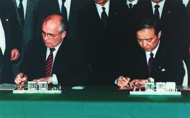 日ソ共同声明に署名する海部俊樹首相（右）とゴルバチョフ大統領＝1991年4月、東京