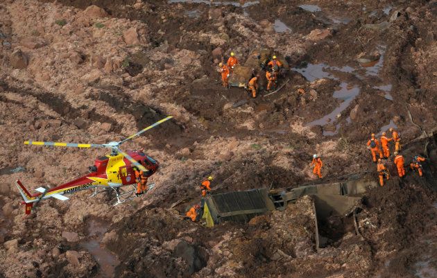 鉱山からの汚泥で埋まった地域で救助するレスキュー隊員（1月25日撮影）