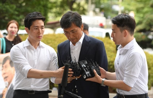 出廷する安熙正氏（中央）。2018年8月14日、韓国ソウル。（Photo by Jung Yeon-je / AFP/Getty Images）