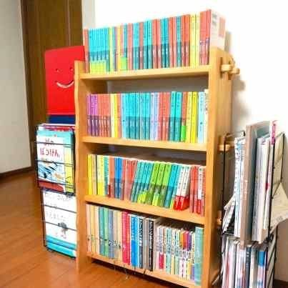 中川さんの仕事部屋にある児童書の本棚