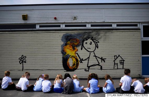 覆面芸術家バンクシー 学校の遊び場に感謝の壁画を描く 自分を認めてくれてありがとう 子供たちもビックリ ハフポスト