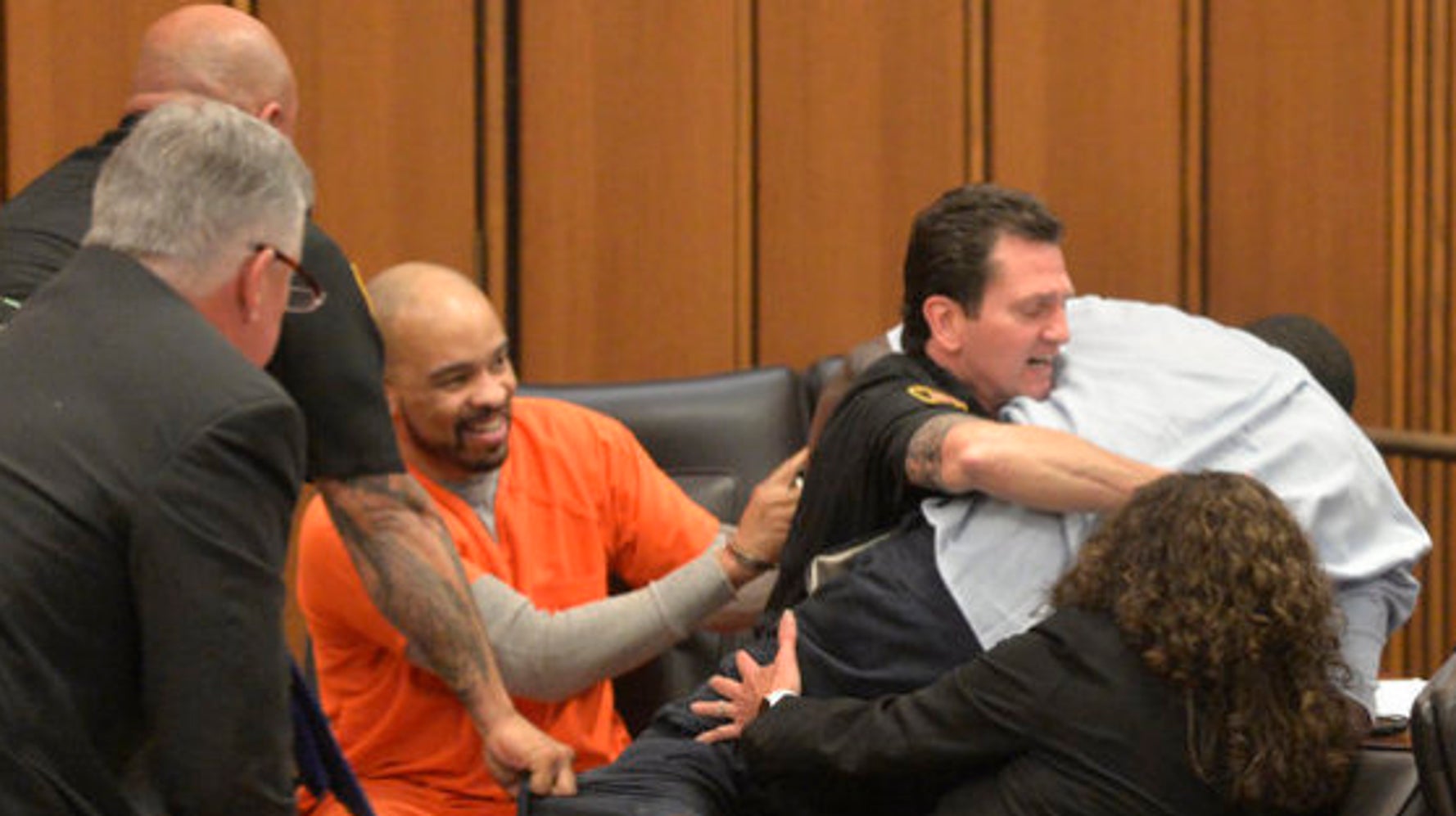 娘を殺された父 法廷で笑みを浮かべる犯人に飛びかかる 動画 ハフポスト News