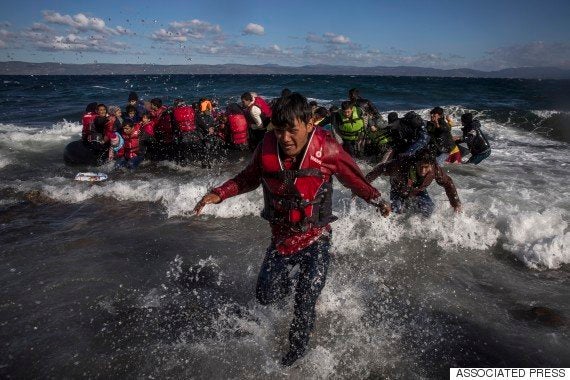 エーゲ海の波に流され 難民の悲劇相次ぐギリシャ レスボス島 多くの人たちが海に浮かんでいる ハフポスト