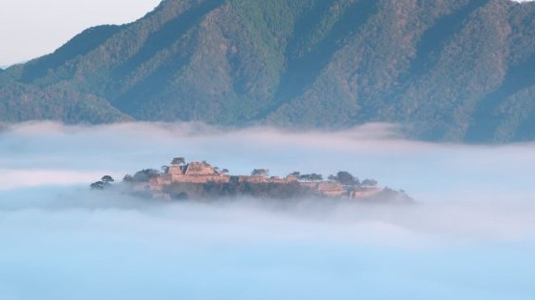 ラピュタは本当にあったんだ 雲海に浮かぶ竹田城に思わずため息 画像集 ハフポスト Life