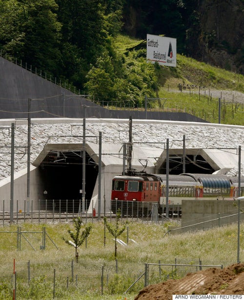 スイス、世界最長57キロの鉄道トンネル開通 