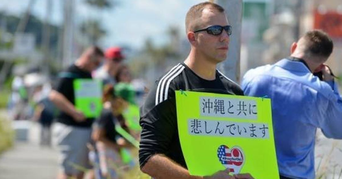 沖縄と共に悲しんでいます 米軍人ら 日本語のプラカードで訴える ハフポスト