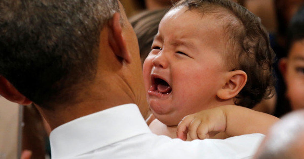 オバマ大統領に抱き上げられた赤ちゃん ピタリと泣き止む 画像 ハフポスト