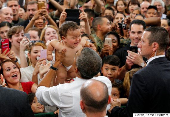 オバマ大統領に抱き上げられた赤ちゃん ピタリと泣き止む 画像 ハフポスト