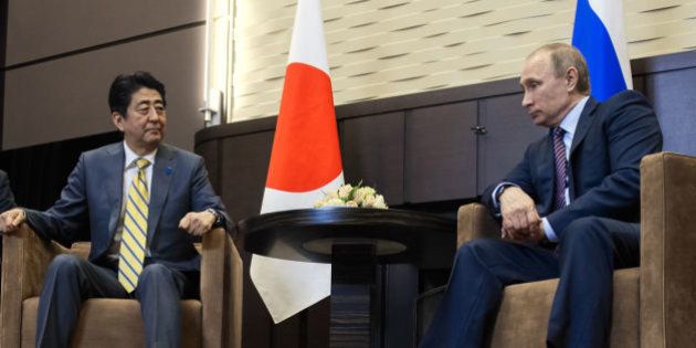 会談する安倍晋三首相（左）とロシアのプーチン大統領（ロシア・ソチ）2016年5月6日