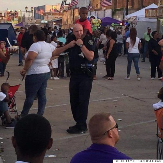白人警官、黒人の子供を肩車して親を探す。感動を呼んだ写真