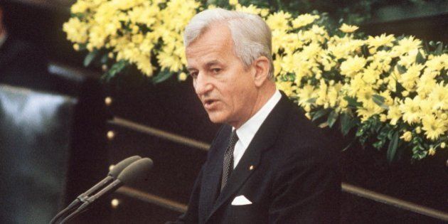 (File) An archive picture dated 8 May 1985, shows German Federal President Richard von Weizsaecker hold his much acclaimed speech on the end of World War II at the German Bundestag in Bonn. According to dpa informations, Von Weizsaecker died at the age of 94 on 30 January 2015. PHOTO:EGONSTEINER/dpa