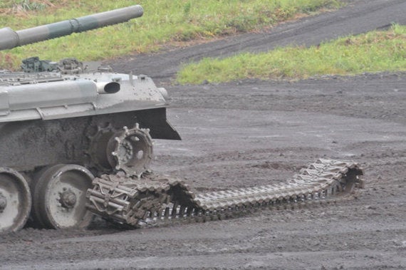 戦車に特徴的な あれ が外れるアクシデント 動画 ハフポスト