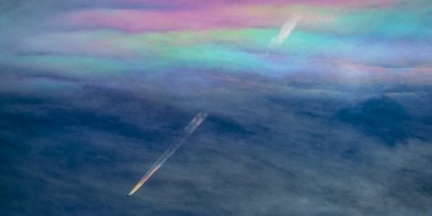 虹色の飛行機雲が 虹色の 彩雲 をくぐり抜ける 画像 ハフポスト News
