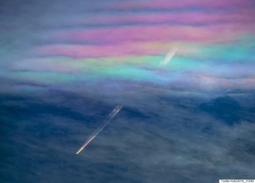 虹色の飛行機雲が、虹色の「彩雲」をくぐり抜ける（画像