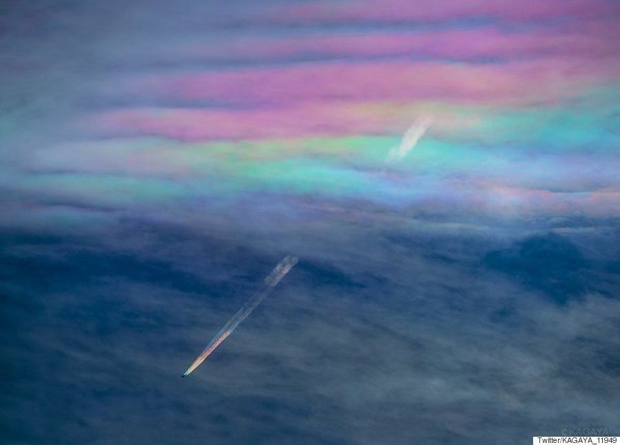 虹色の飛行機雲が 虹色の 彩雲 をくぐり抜ける 画像 ハフポスト