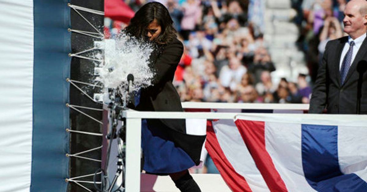 ミシェル オバマ夫人 進水式でシャンパンボトルを割ろうとしたら 画像 ハフポスト