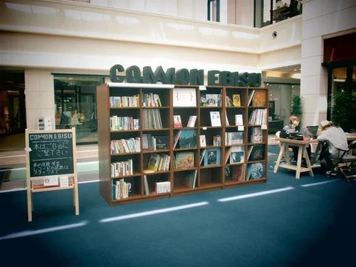 読んだ感想を裏表紙のカードに書いていく図書スペース | ハフポスト NEWS