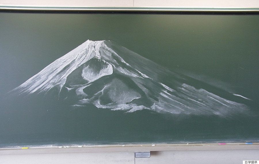冠雪の冷気までも感じさせる 黒板にチョークだけで描かれた荘厳な富士山 ハフポスト Life