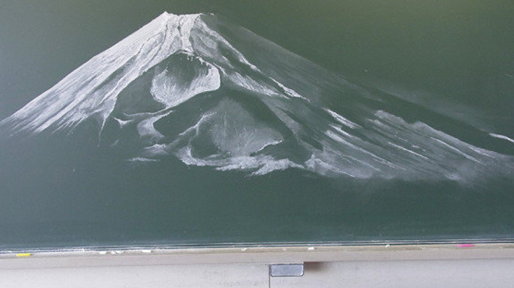 冠雪の冷気までも感じさせる 黒板にチョークだけで描かれた荘厳な富士山 ハフポスト Life