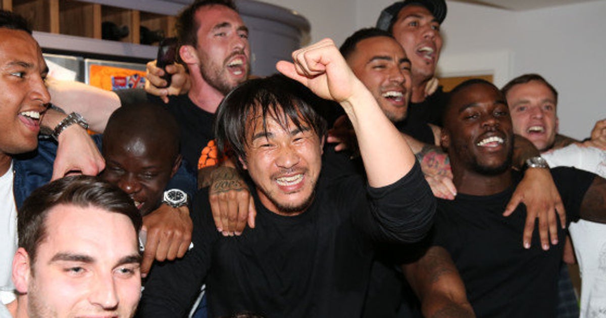 岡崎慎司 我を失うくらい嬉しい 所属するレスターが初優勝 画像集 ハフポスト 岡崎慎司 我を失うくらい嬉しい 所属するレスターが初優勝 画像集 ハフポスト