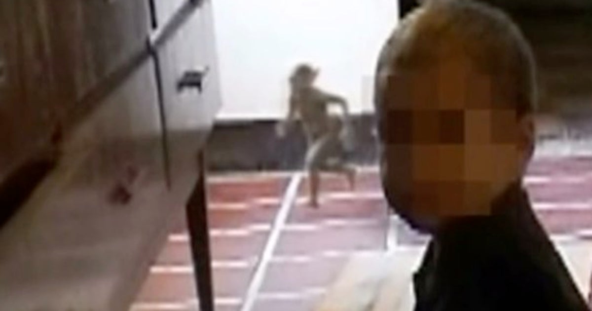 赤ちゃんの背後を横切った 想像を超える物体 あれは何 動画 ハフポスト