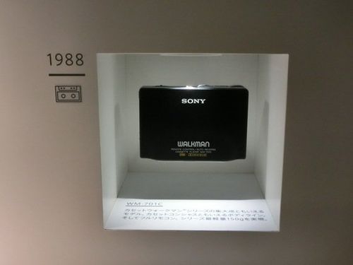 ソニー、JR品川駅でウォークマン35周年記念展示。初代含む歴代27機種が一同に | ハフポスト NEWS